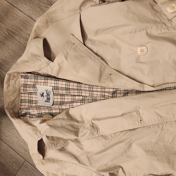 Burberry Light Tan Jacket with Plaid Lining - Picture 2 of 6